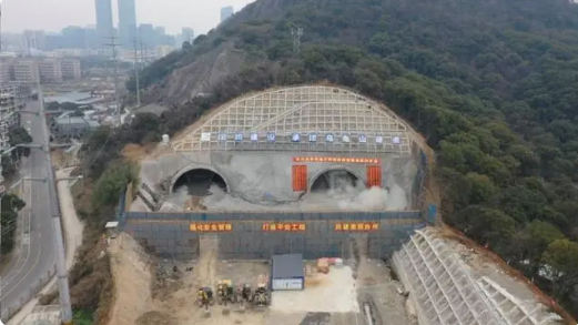 作为该工程项目重难点标段的乌龟山隧道工程,在前期市政府,椒江区各