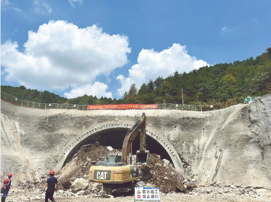 橫店至千祥公路繞溪隧道工程順利貫通